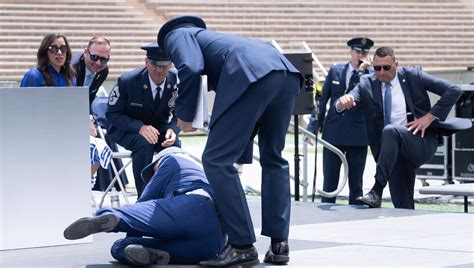 Jun 1, 2023 · 00:00. 00:41. President Biden fell on stage Thursday after congratulating graduating cadets at the Air Force Academy in Colorado — drawing gasps from the crowd as onlookers rushed to help the ... 